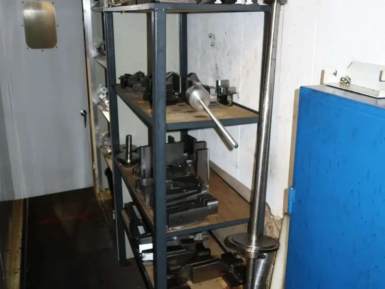 Billede 1 - Reol med div. Specialværktøj