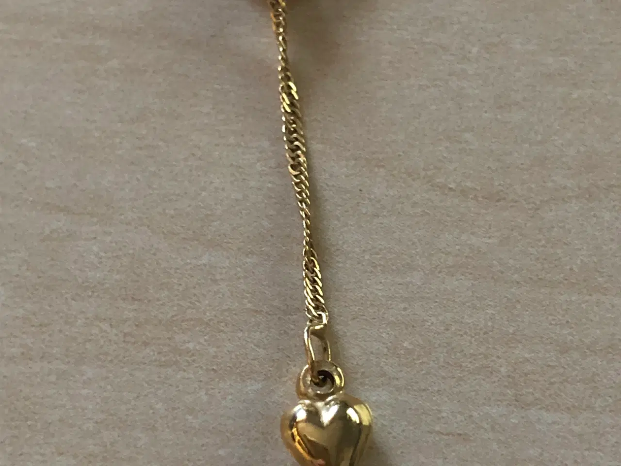 Billede 2 - Halskæde i 8 kt. guld med hjerte