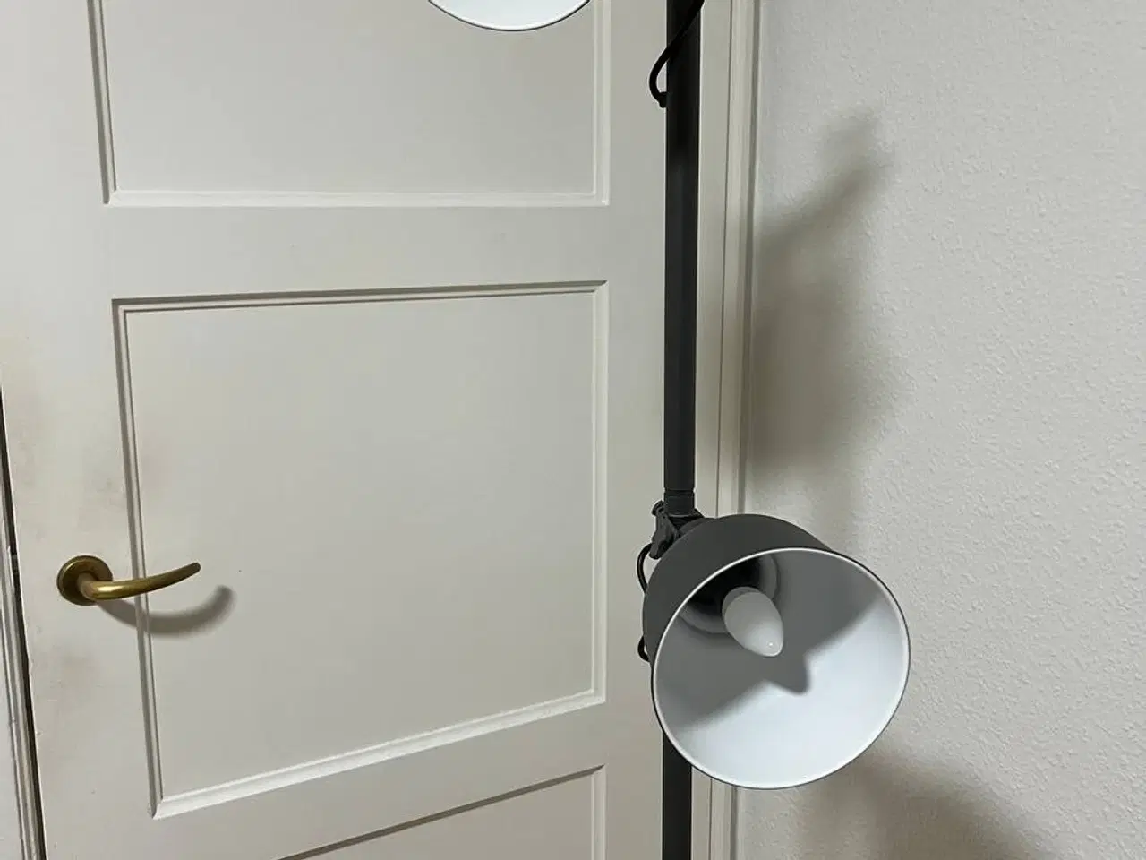 Billede 3 - IKEA Hektar 3-armet gulvlampe – grå, næsten som ny