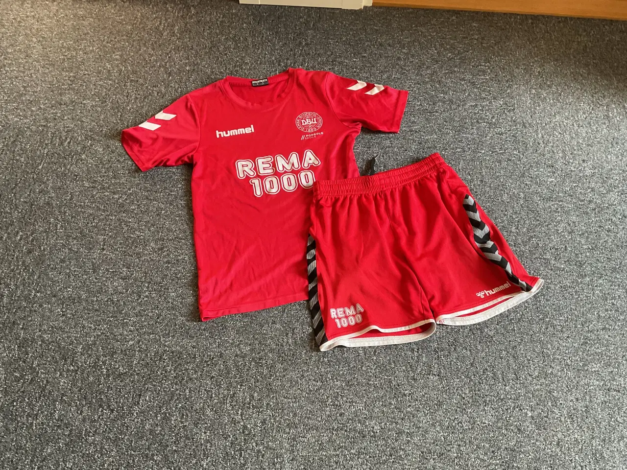 Billede 3 - Fodboldtøj: sæt T-shirts og shorts. Str 12-14 år