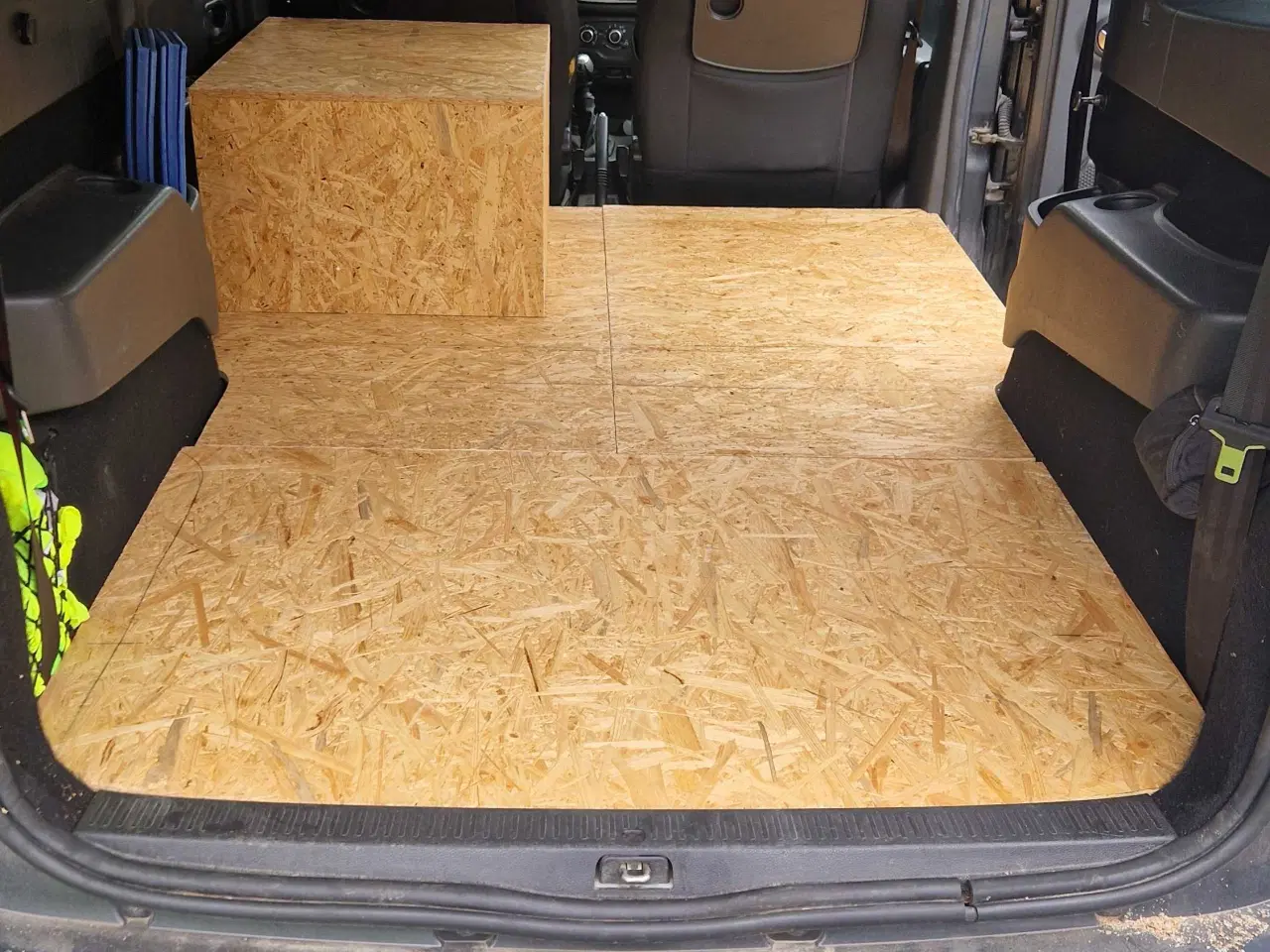 Billede 13 - 7 pers. Bil med hjemmelavet camper indretning