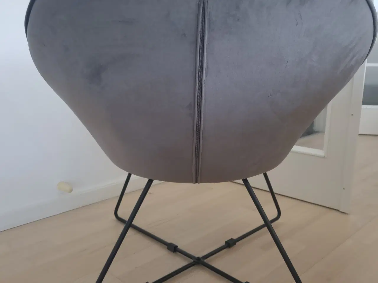 Billede 2 - Lille hyggelig lænestol i grå velour