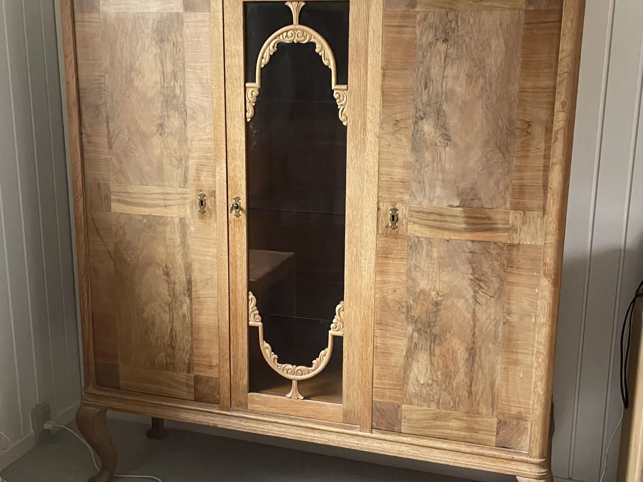 Billede 1 - Egetræs skab med hylder