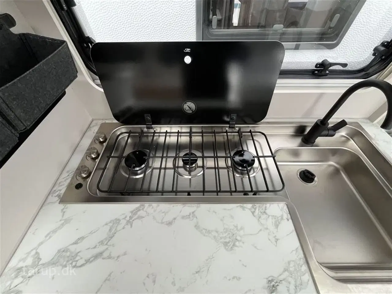 Billede 13 - 2026 - Adria Adora 572 UT   Enkeltsenge med elevation, ende-bade-værelse, panorama-vindue, el-gulvvarme, myggenetsdør, rundsiddegruppe,