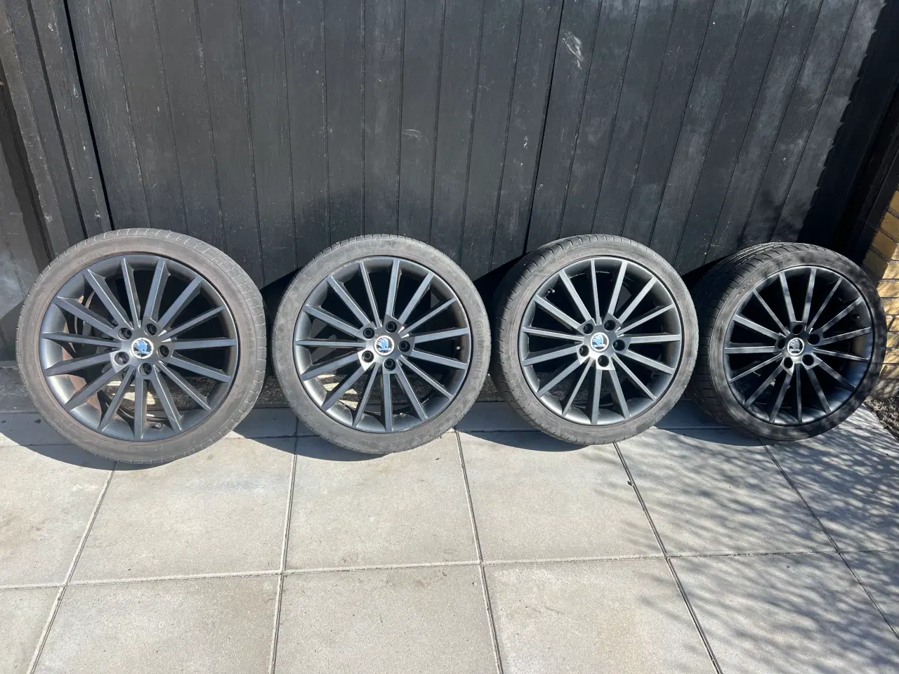 Billede 1 - 🚗 18” Alufælge med dæk sælges – 5x112