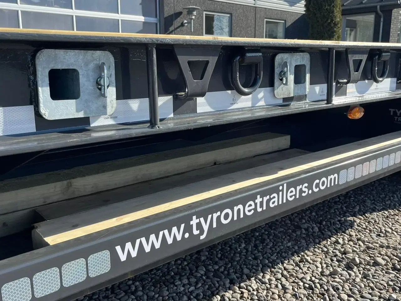 Billede 4 - Tyrone 27TLL LANG MODEL med forbredningsudstyr . Affjedret træk og affjedret aksler. Med hydrauliske ramper og værktøjskasse