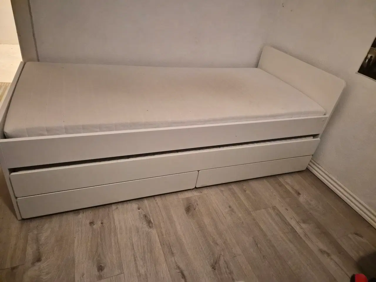 Billede 3 - Seng med extra seng og opbevaring