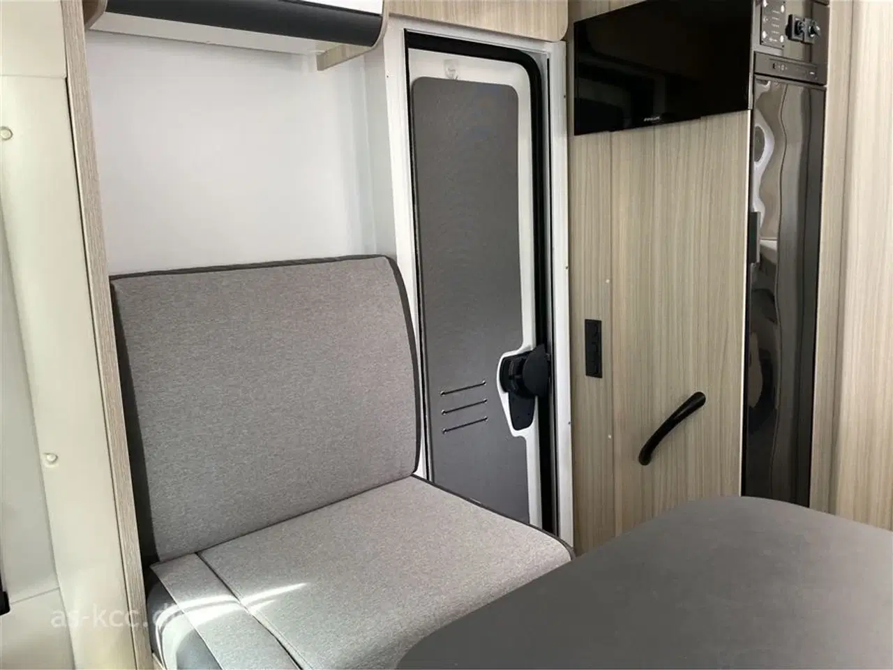 Billede 9 - 2021 - Sun Living S 75 SC   Sun Living S 75 SC autocamper med fritstående dobbeltseng.