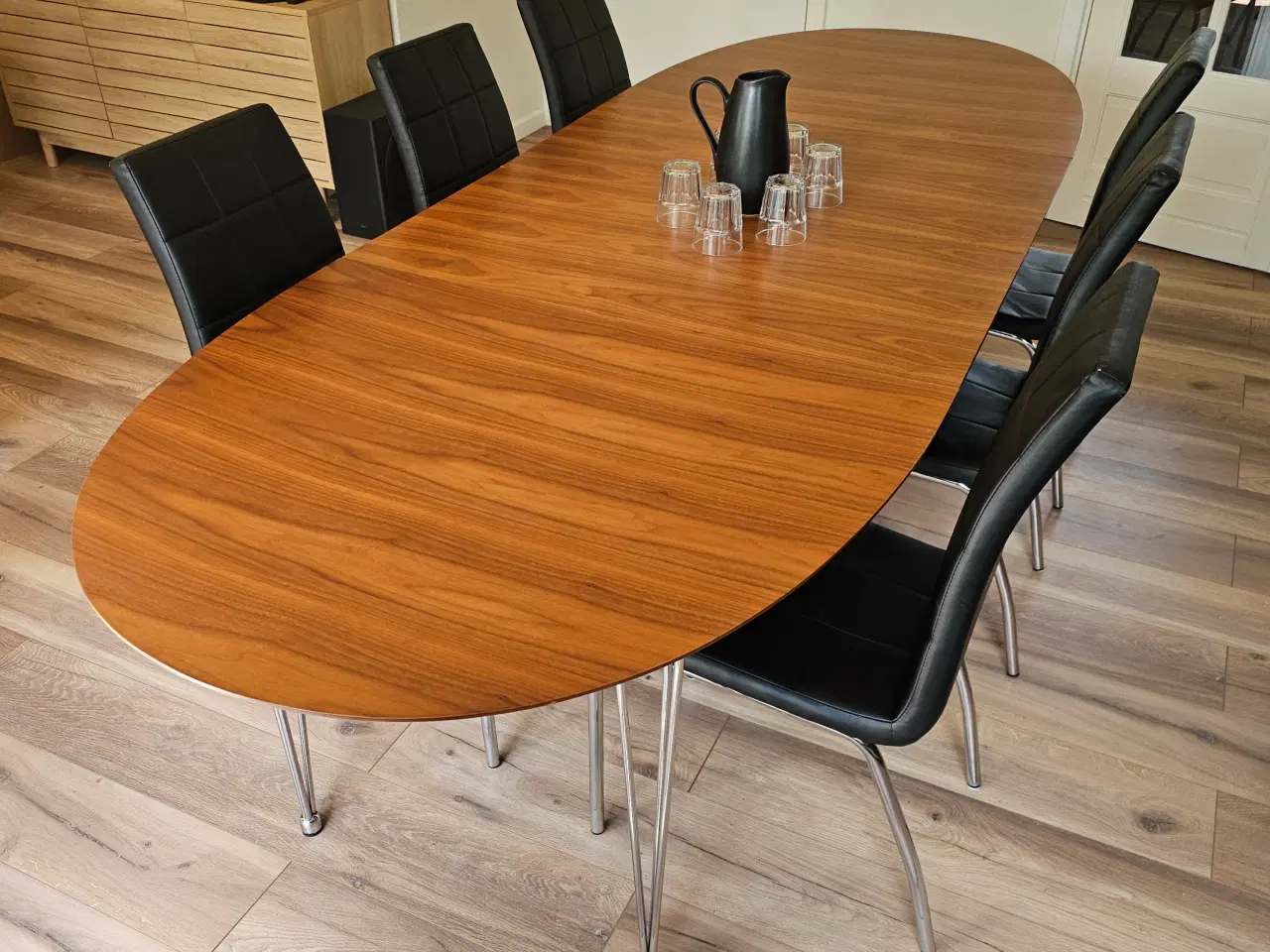 Billede 4 - Elegant spisebord med 6 sorte læderstole