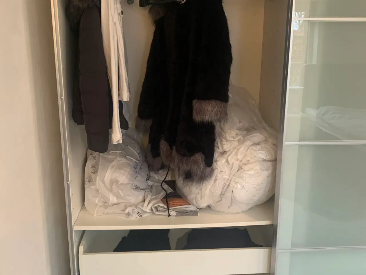 Billede 2 - Lækkert rummeligt klædeskab