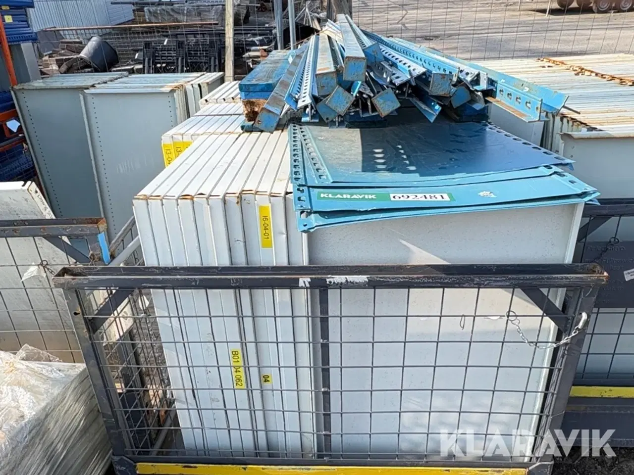 Billede 2 - Hylder: 80 styk Gavl stolper 28 styk,  endeplader 7 styk