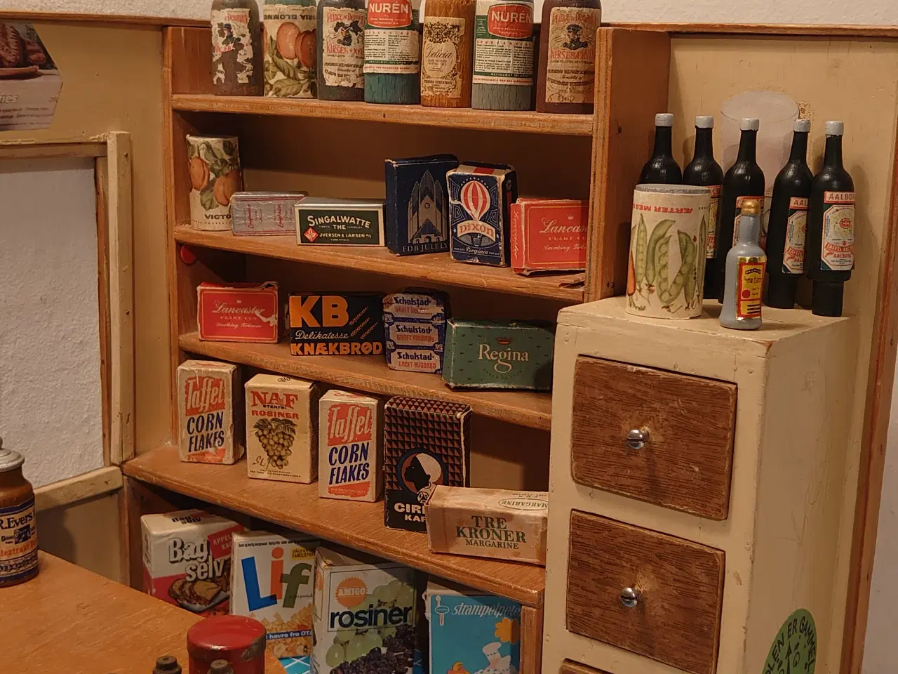 Billede 4 - Stor gammel købmandsbutik m. 53 varer i træ og pap