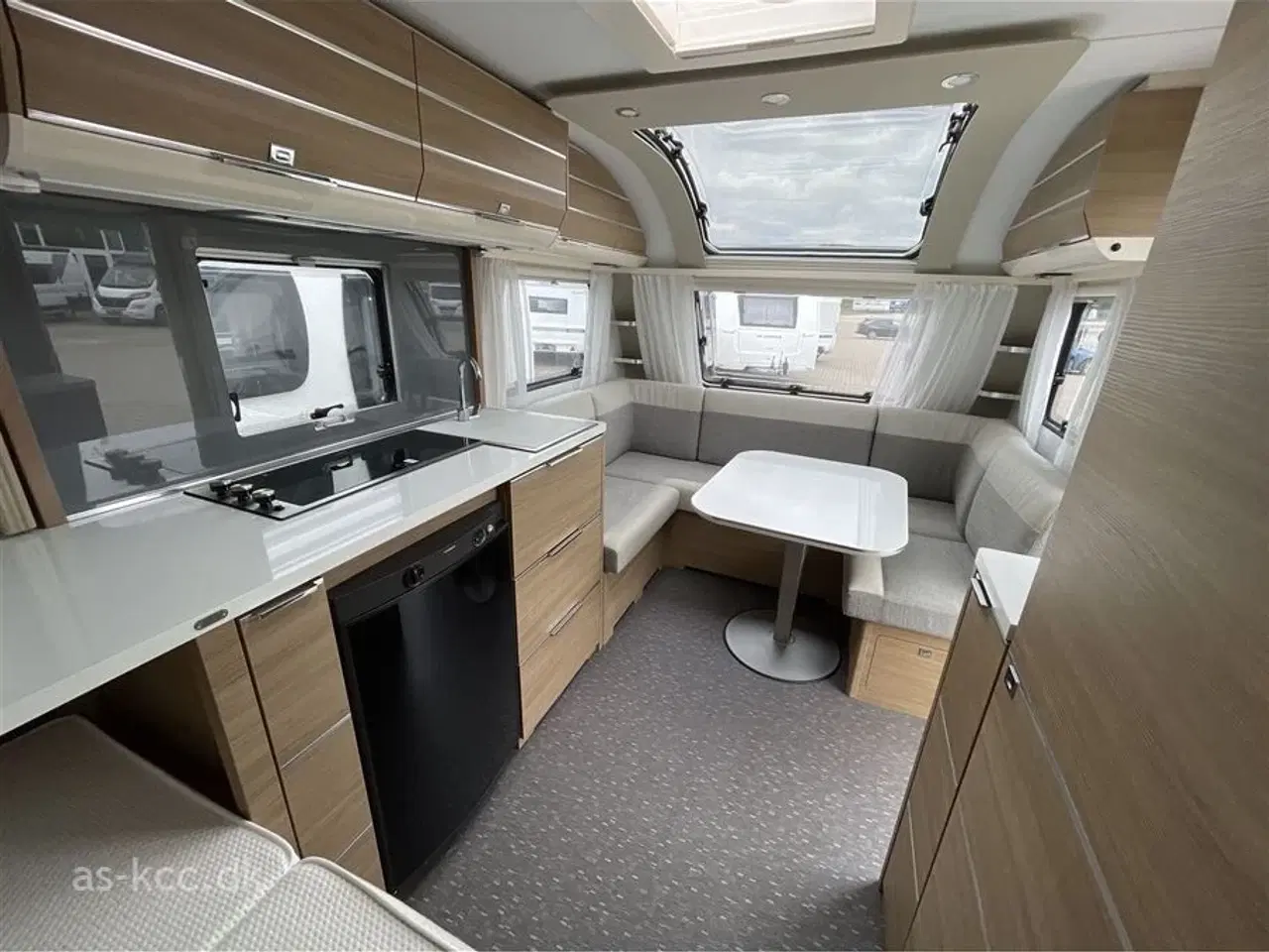 Billede 8 - 2020 - Adria Adora 472 UP Supreme Edition   Adria Adora 472 UP årg. 2020 Mover, cykelstativ, SunShine med front. 4 sovepladser, 4 siddepladser. Alde Centralvarme