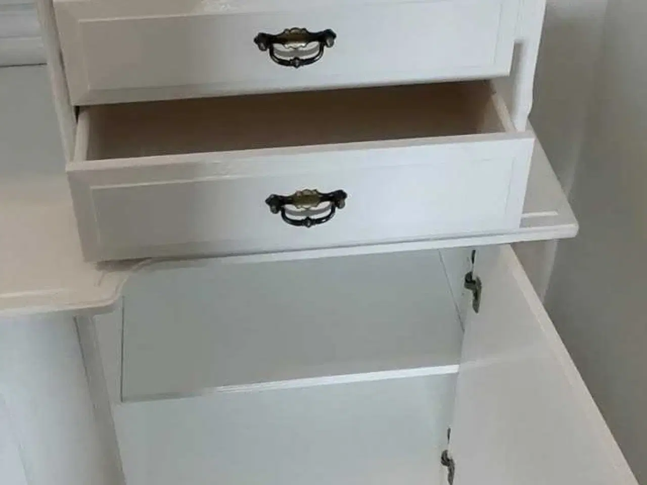 Billede 8 - Ny malet vitrineskab 