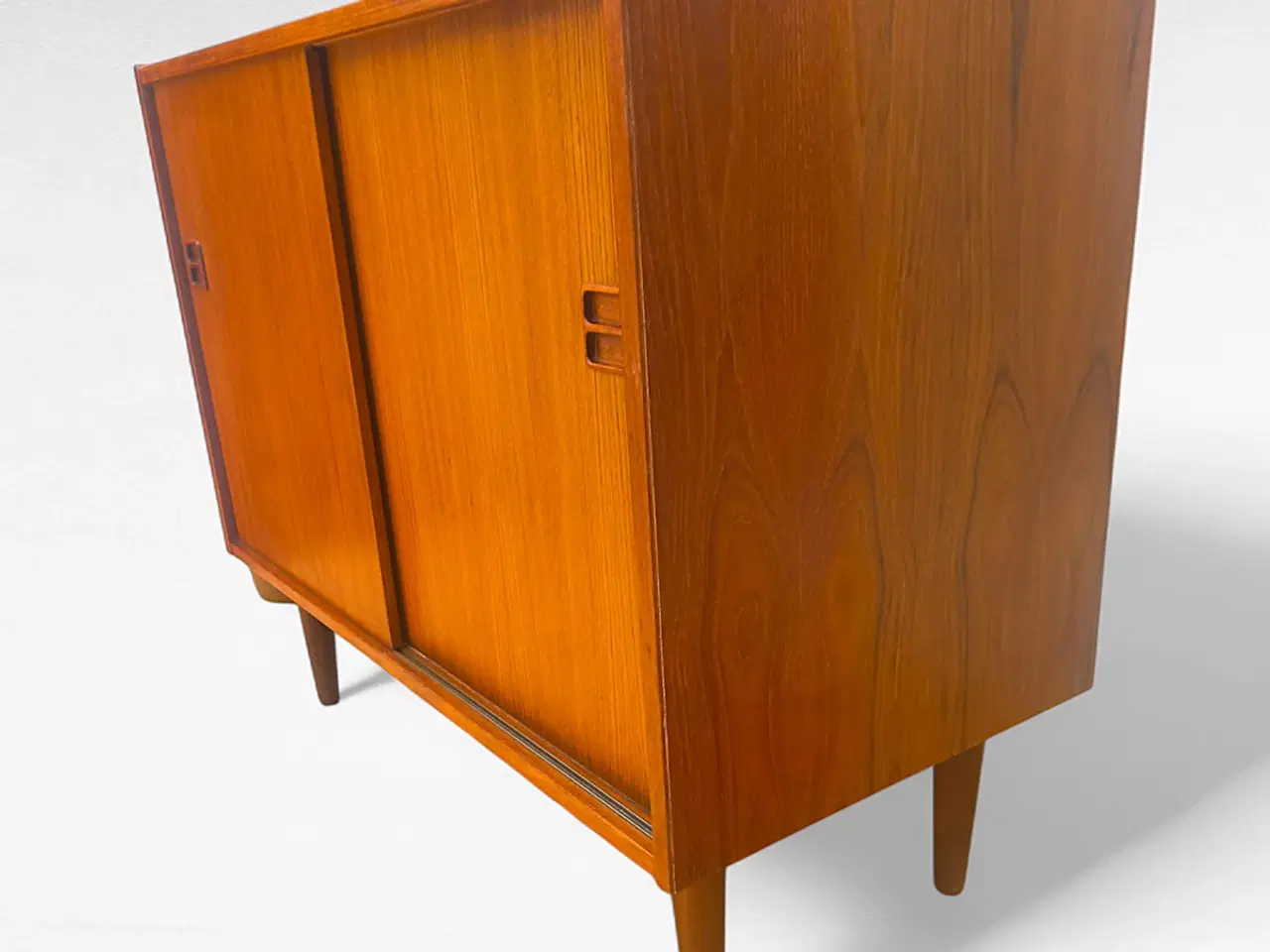 Billede 4 - Elegant teak skænk med skydelåger – Dansk Design f