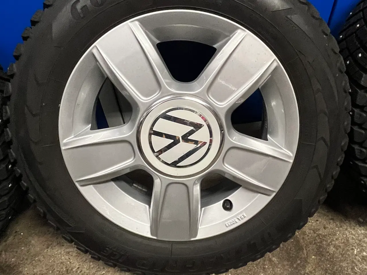 Billede 2 - Vw-Up fabriks nye alufælge med grove vinterdæk