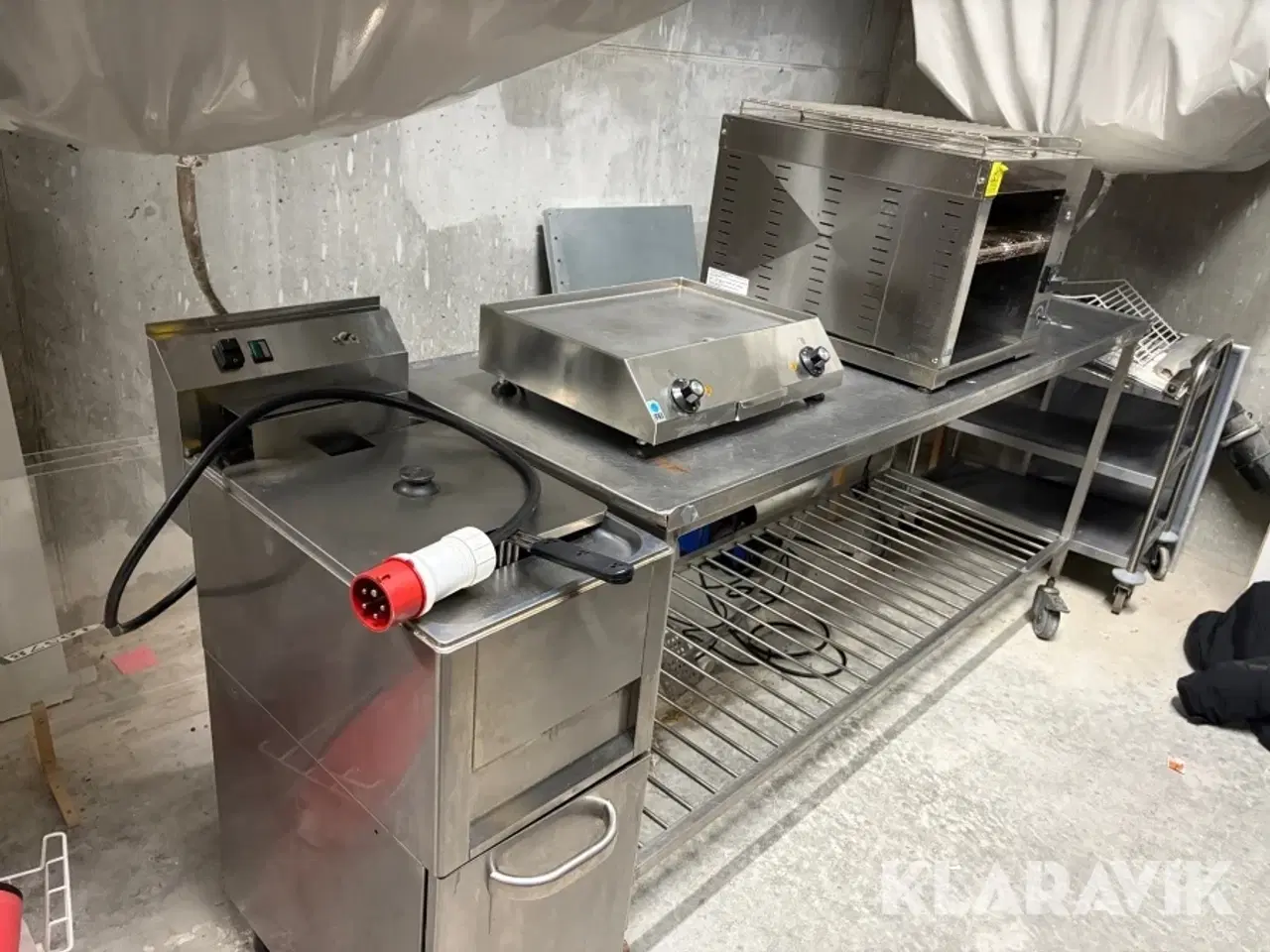 Billede 2 - Grill- og fastfoodstation komplet med friture, stegeplade, rullebrødrister, kontaktgrill og rustfrit arbejdsbord