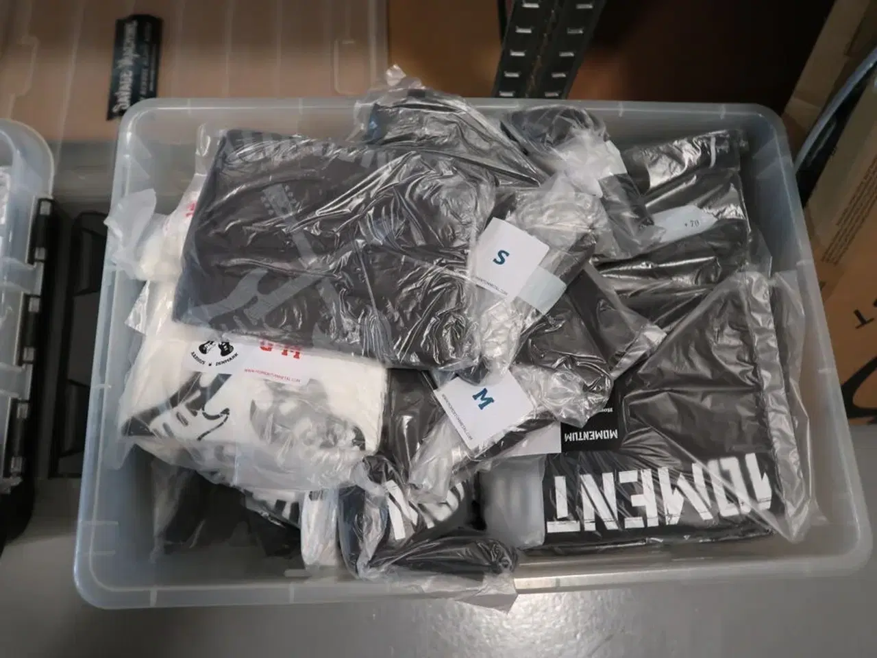 Billede 8 - Taske, div. Elektronik, div. Merchandise tøj m.m.