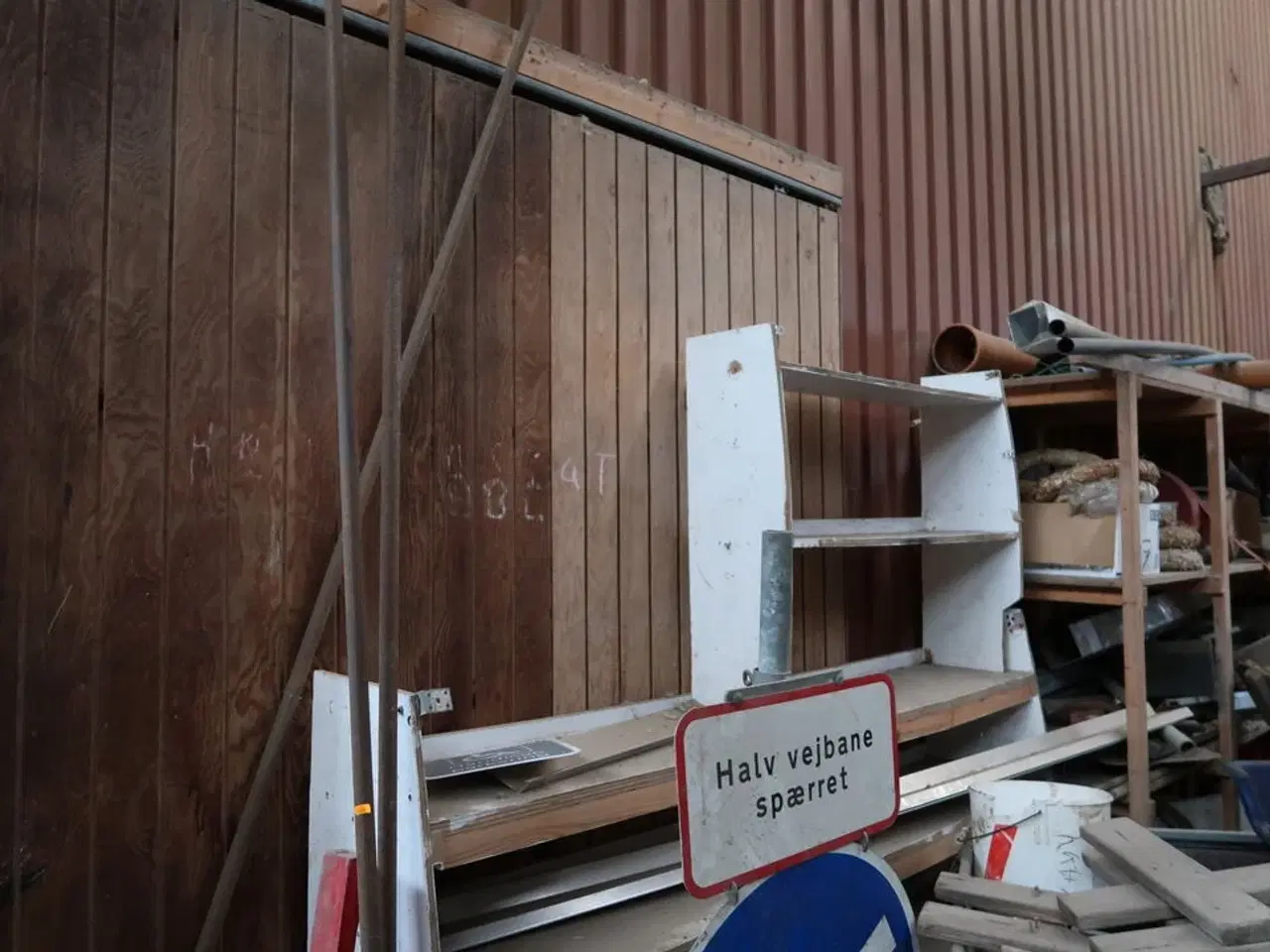 Billede 3 - Div. Skilte samt reoler