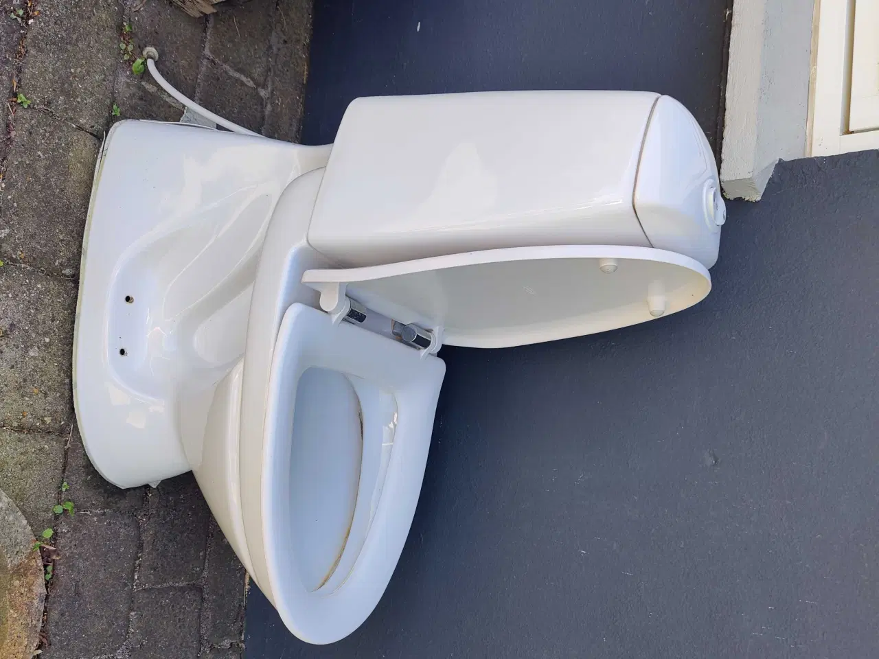 Billede 1 - Toilet og vask med skab