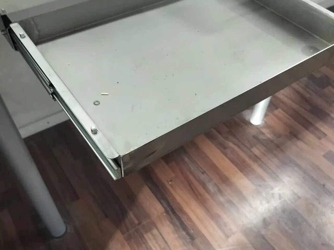 Billede 1 - 2 stk. Udtræksskuffer til montering under  filebænk med løse  spild/opsamlingsbakker rustfri stål