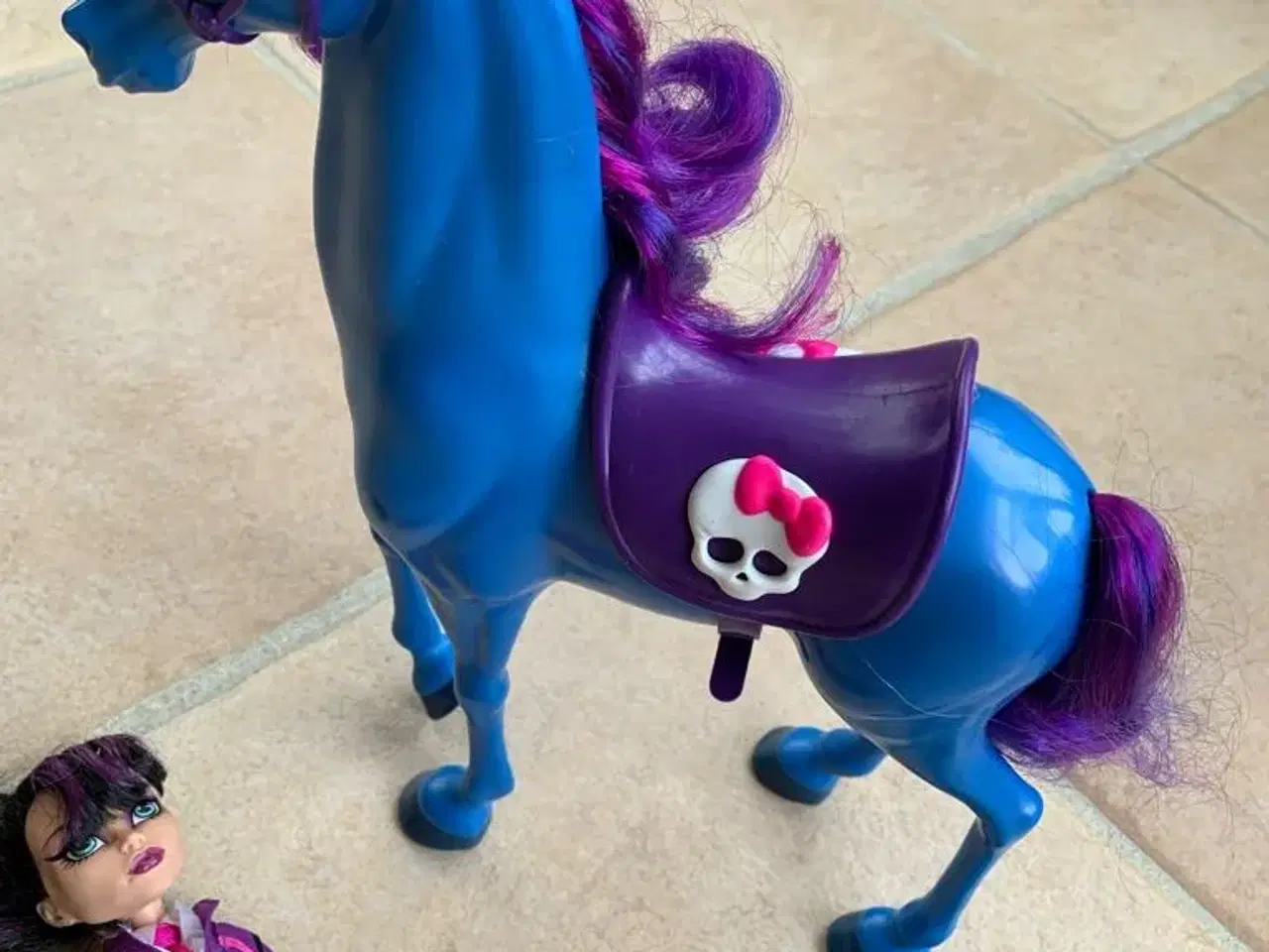 Billede 4 - Monster High dukke og hest