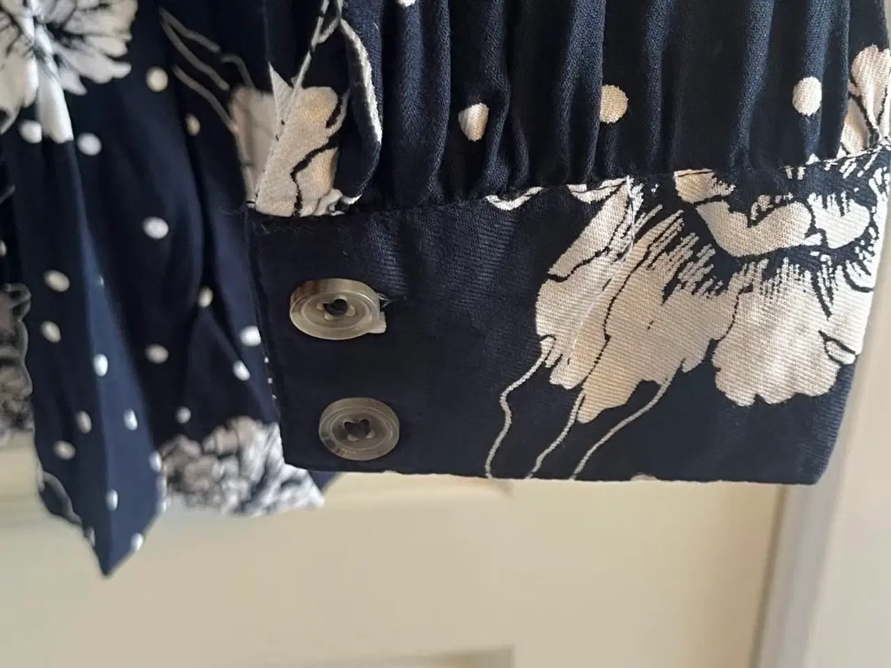 Billede 3 - Blomstret bluse