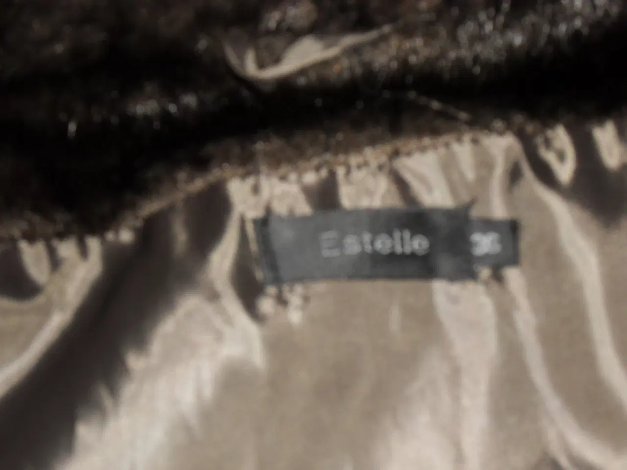 Billede 9 - PELS. Kunstpels med foer og hætte. Perfekt stand