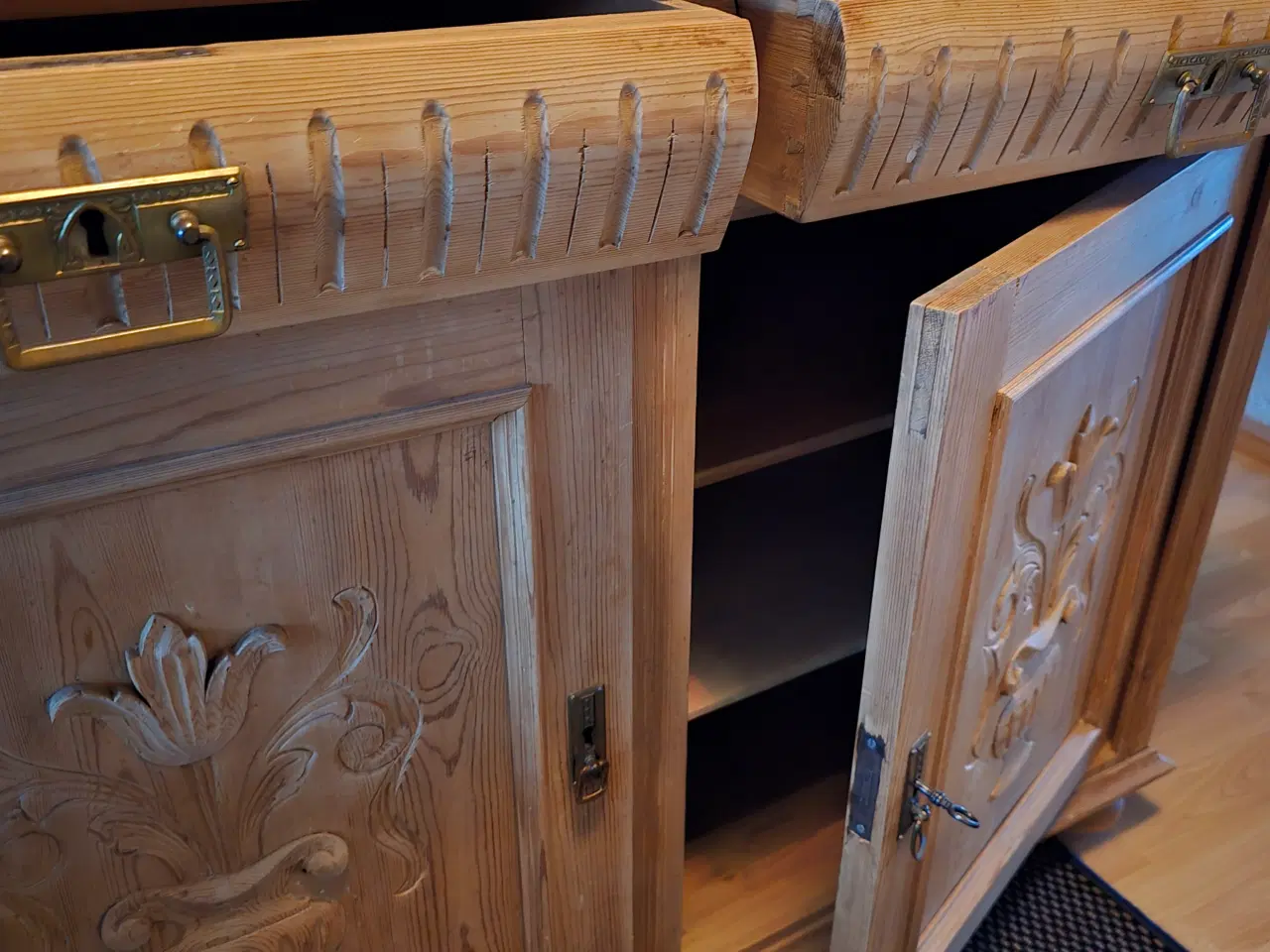 Billede 2 - Høj fyrtræsskænk med spejl