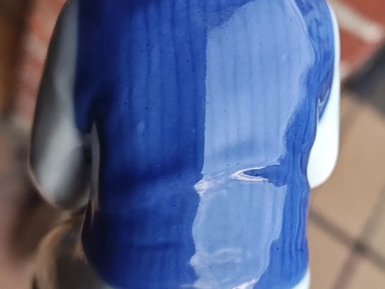 Billede 4 - Porcelæns Figur af lille dreng der leger med sand