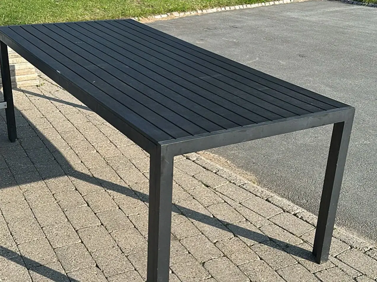 Billede 2 - Gratis havebord sort Non-wood