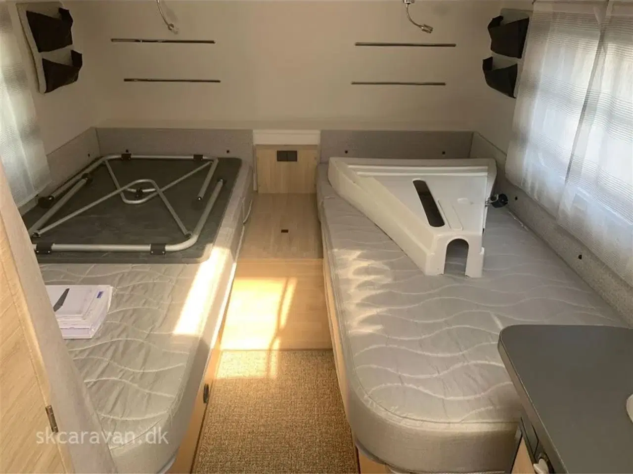 Billede 9 - 2022 - Caravelair Titanium 450   Lækker vogn med enkelt senge Mover - El markise og div udstyr køkken og toilet aldrig brugt