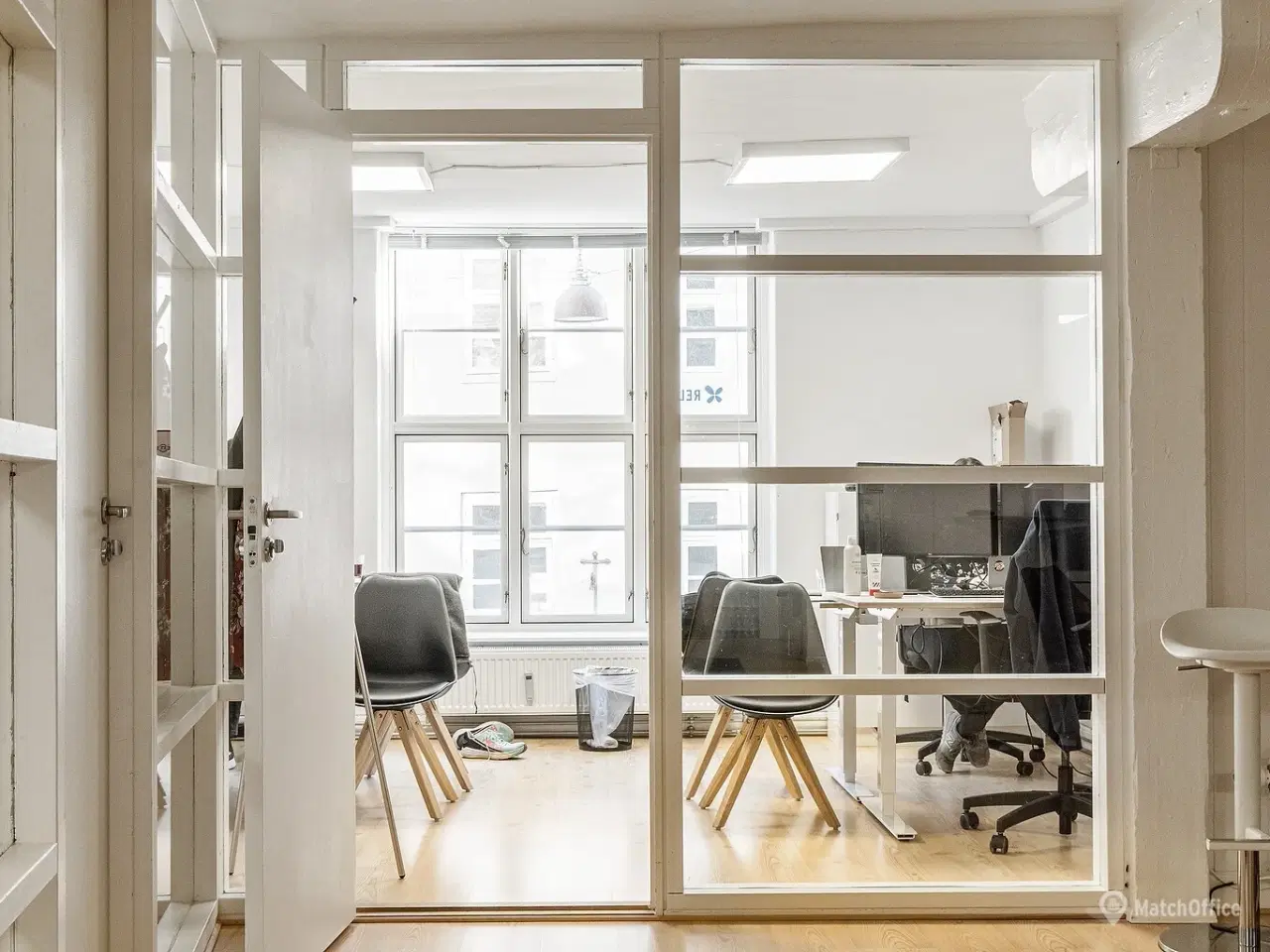 Billede 5 - Nyistandsat. fuldt møbleret kontor i historisk ejendom – centralt og roligt beliggende i København