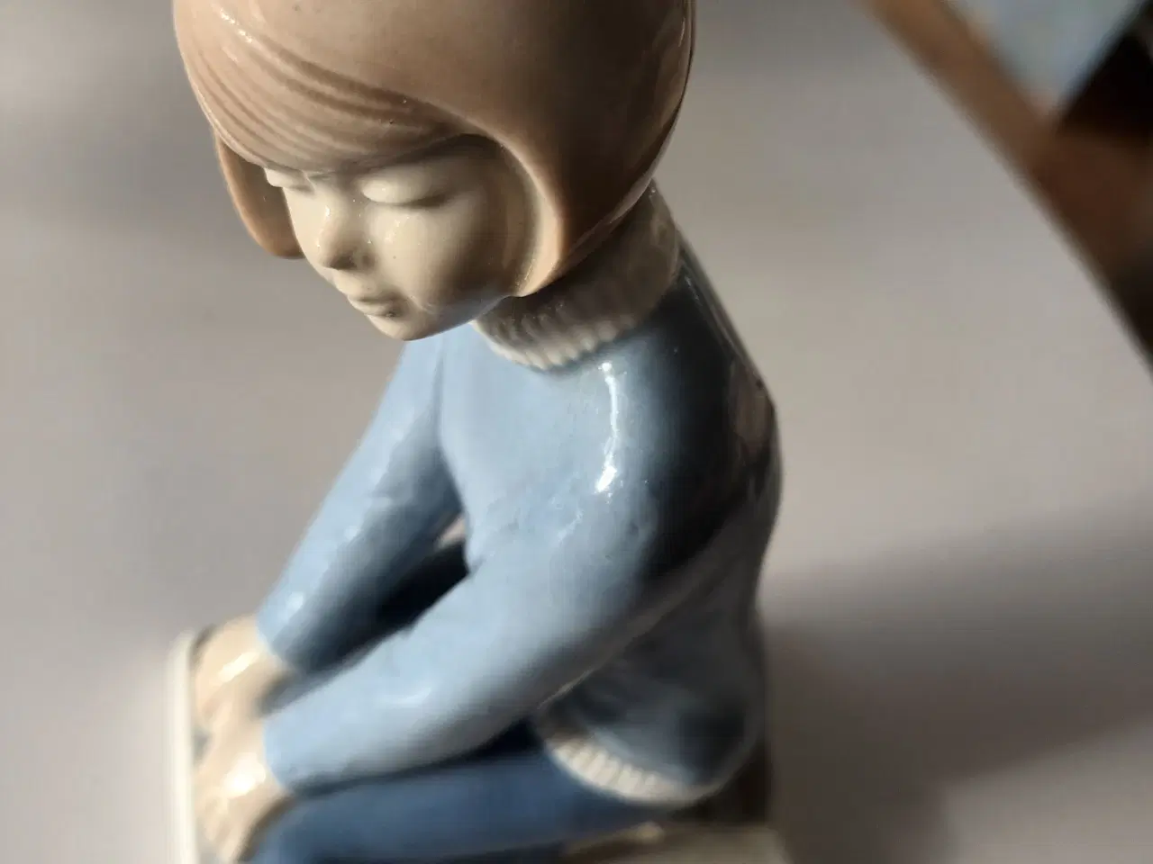 Billede 2 - Flot Porcelæns Figur af Pige højde 16 cm