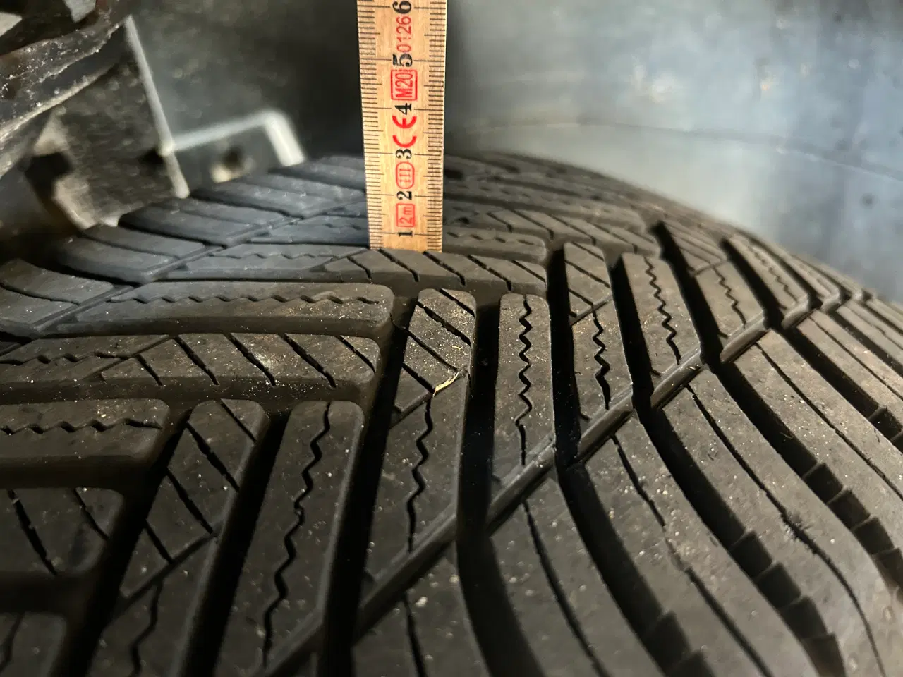 Billede 4 - VW 17" Alu-fælge monteret med næsten nye Helårsdæk