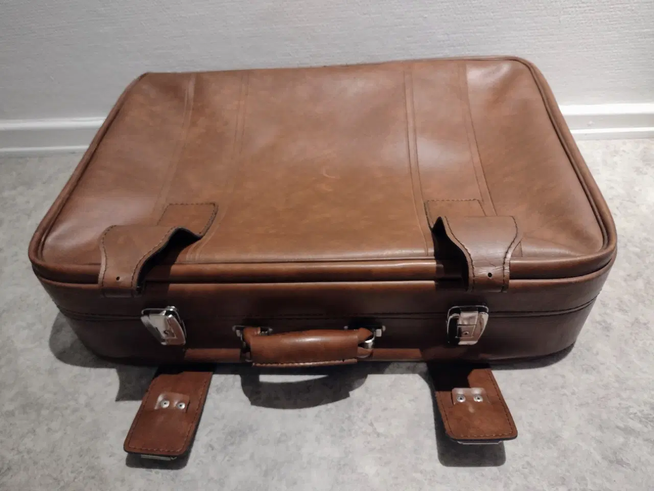 Billede 3 - Brun læder kuffert 