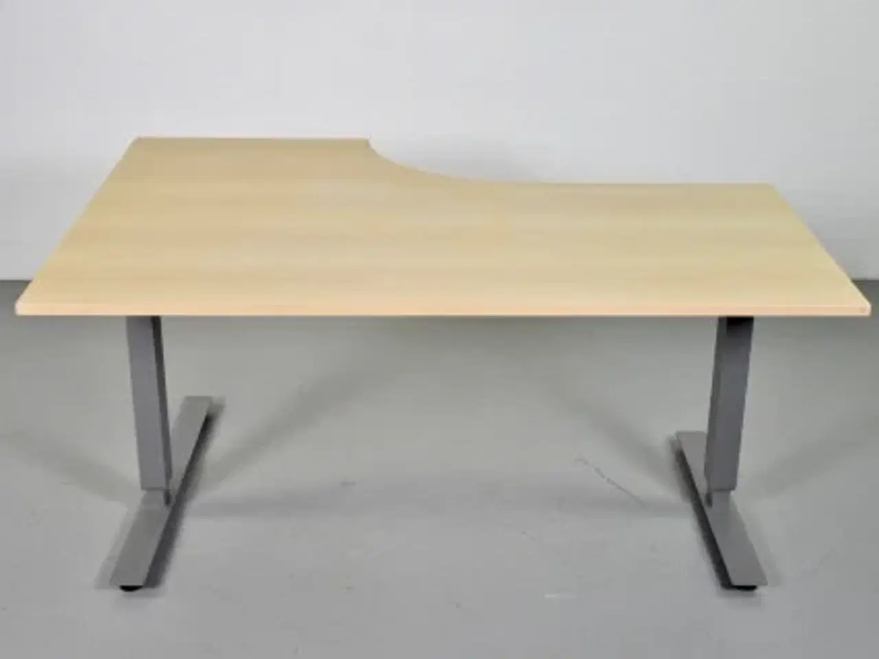Billede 3 - Efg hæve-/sænkebord i ahorn med højresving, 160 cm.
