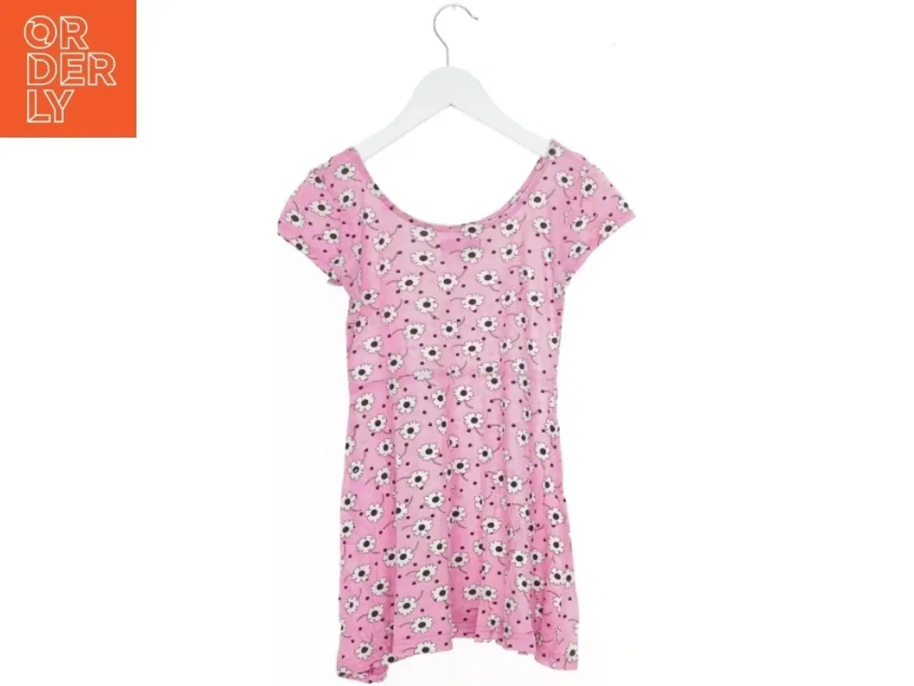 Billede 2 - Lyserød kjole med blomsterprint fra Young dimension (str. 134)