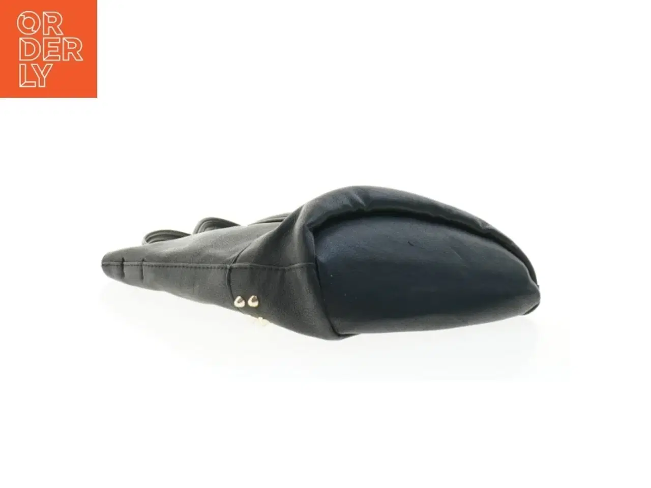 Billede 6 - Sort taske med nitter (str. 32 x 24 x 11 cm)