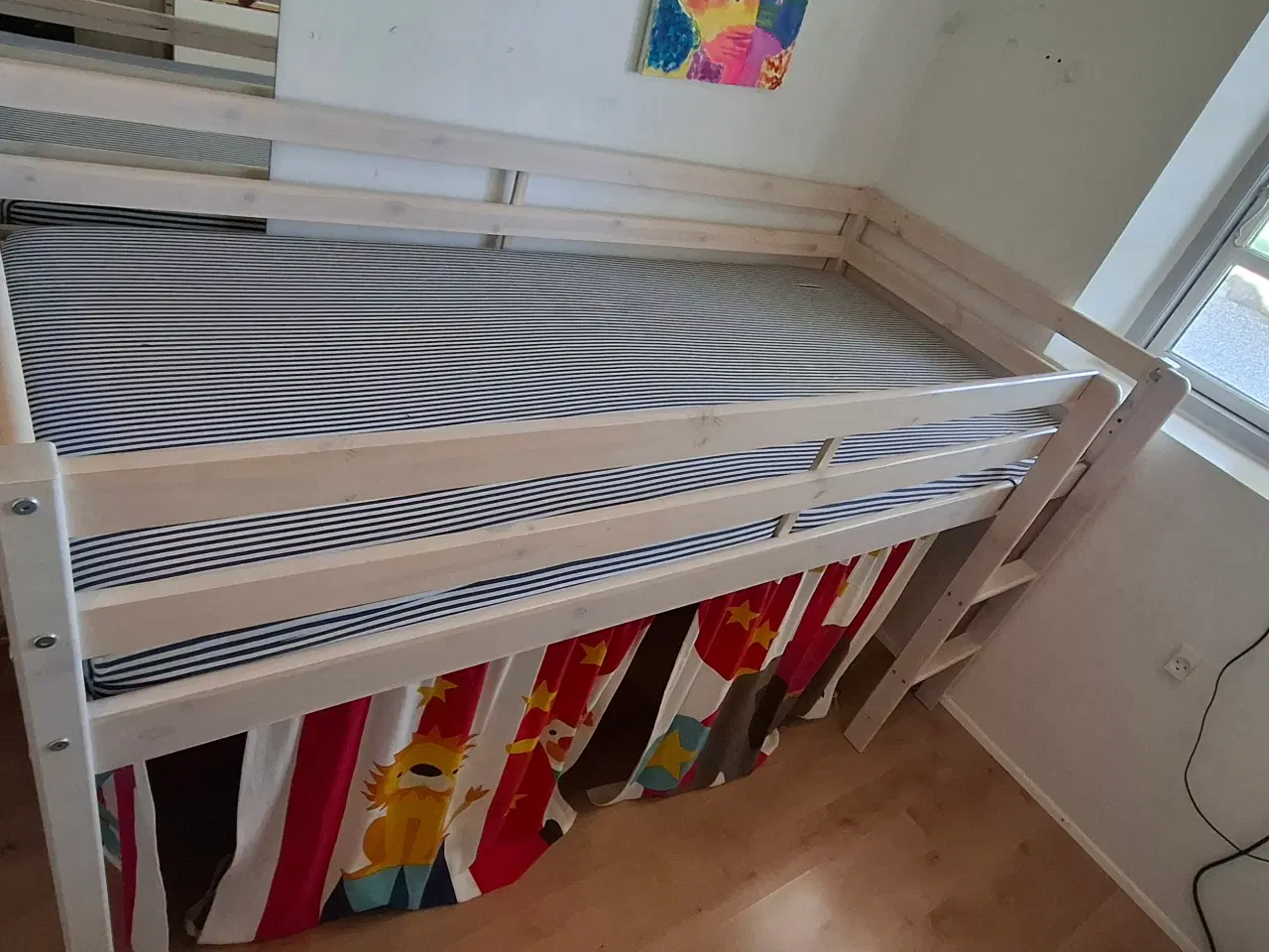 Billede 2 - Halvhøj seng med cirkusgardin