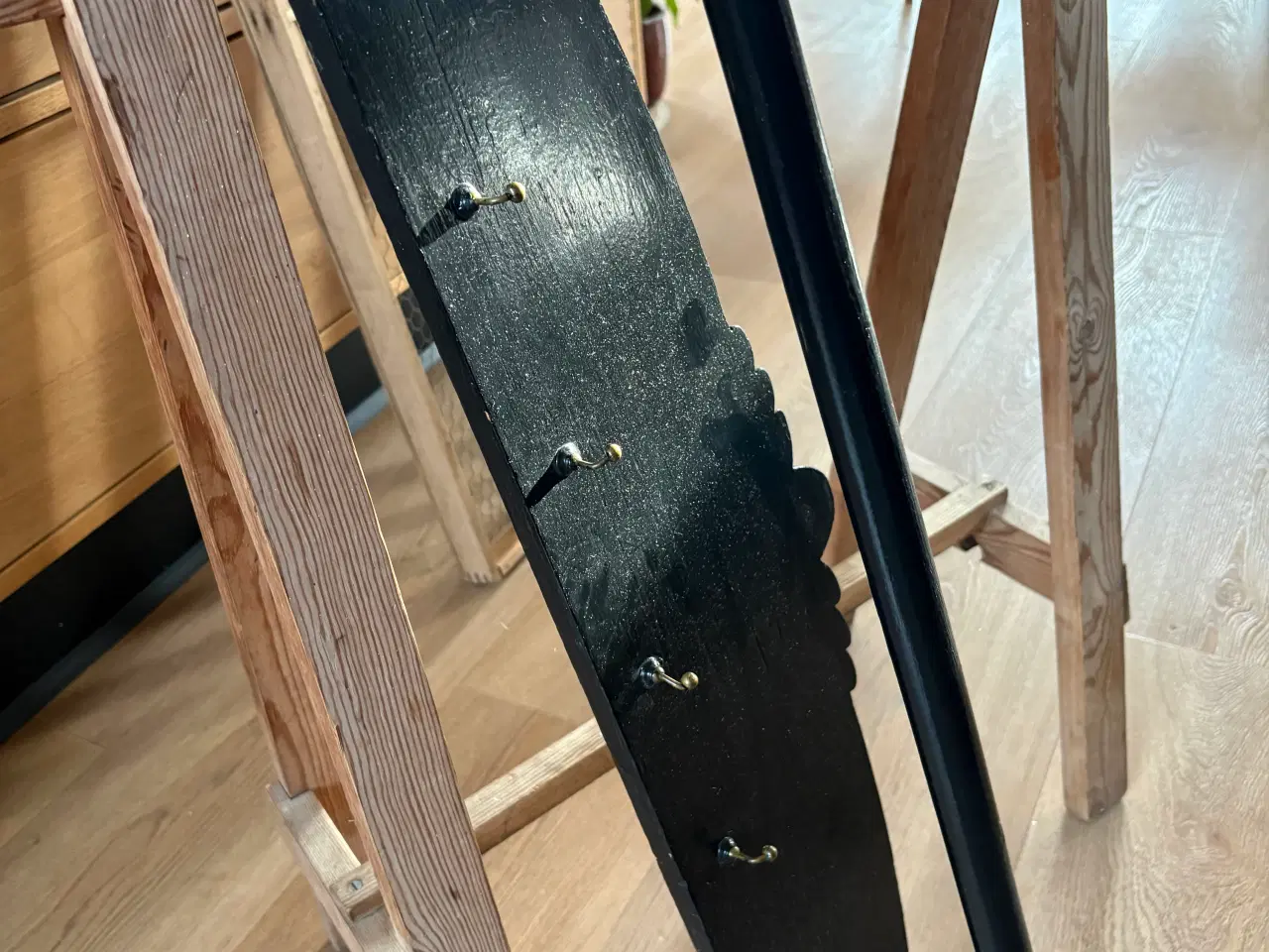 Billede 2 - Tallerkenrække samt knager til viskestykker 