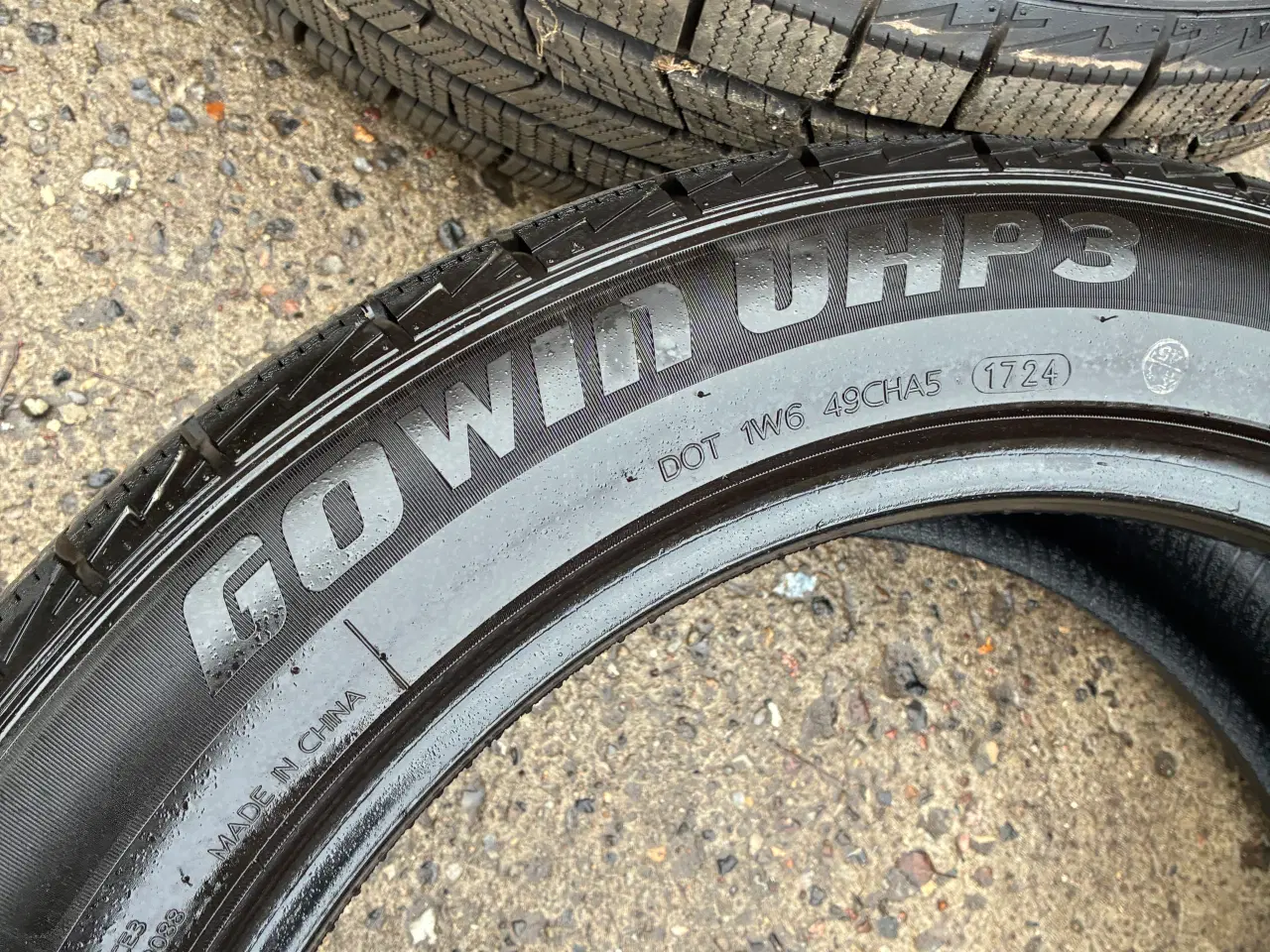 Billede 4 - 2. stk. næsten nye 20" vinterdæk