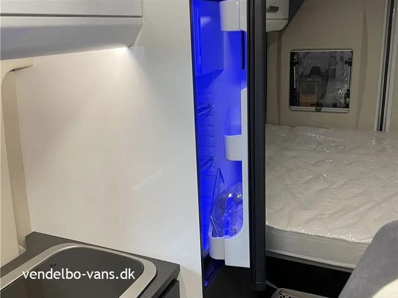 Billede 9 - 2022 - McLouis Menfys Van 03 S-Line   Campervan med dobbeltseng UNDER 6 meter