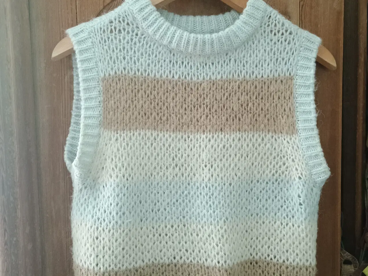 Billede 1 - Strik vest, kort model, Medium 