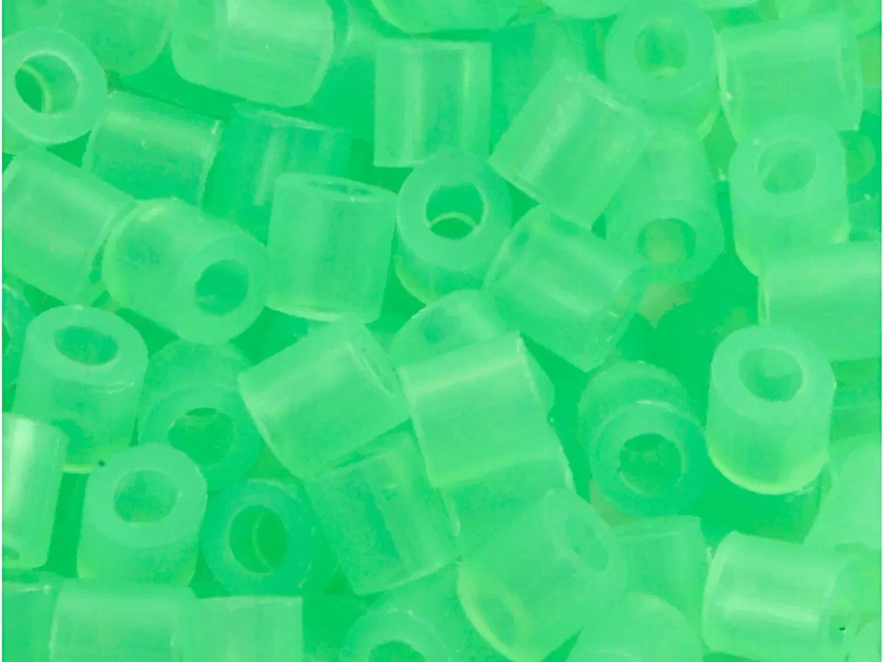 Billede 1 - Rørperler, str. 5x5 mm, hulstr. 2,5 mm, medium, grøn neon (32237), 6000stk./ 1 pk.