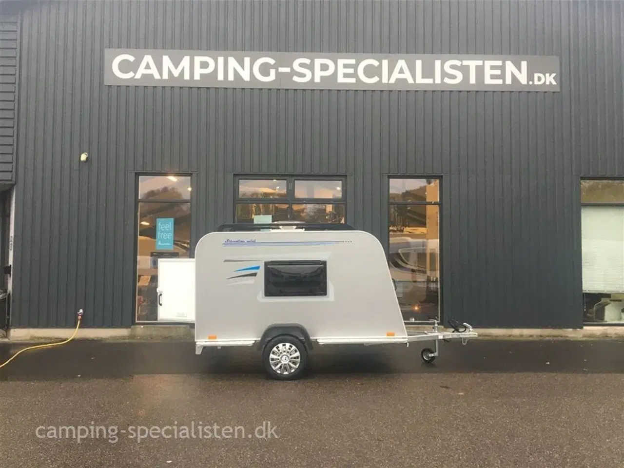 Billede 1 - 2024 - Tomplan Silverline Mini    NY Mini campingvogn Den populære Silverline i model 2024 - dobbelt seng - Camping-Specialisten.dk
