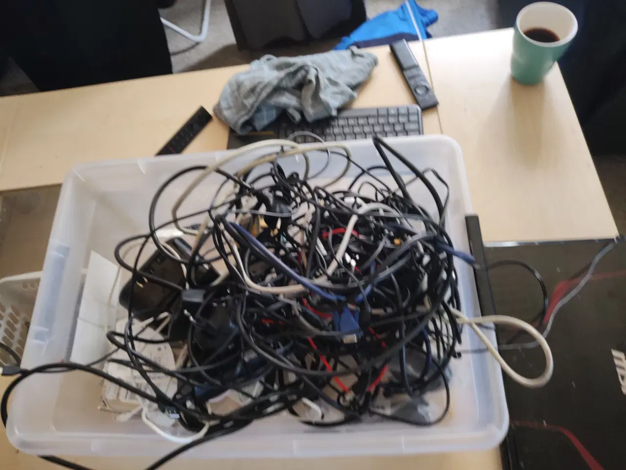 Billede 1 - Div computer kabler og tilbehør i kasse 