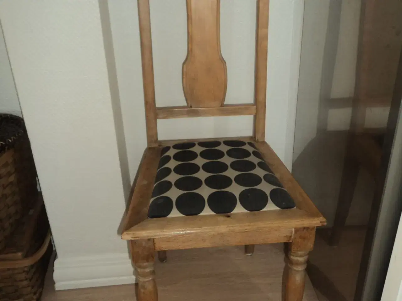 Billede 1 - 4 afsyrede stole med fine udskæringer