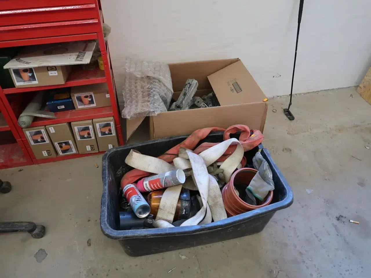 Billede 1 - Kasse med løftestroppe, samt div. Reservedele til værktøj m.m.