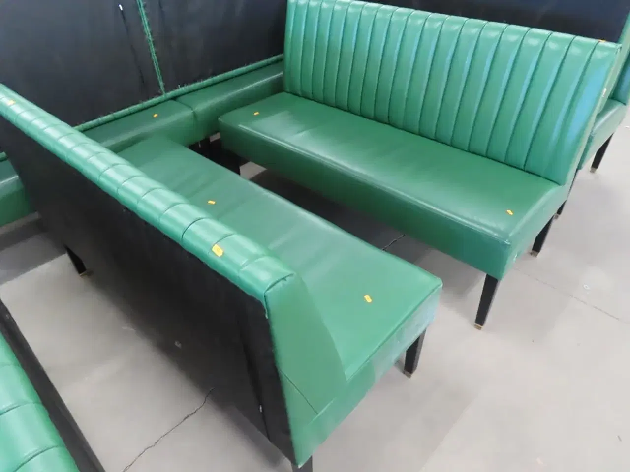 Billede 2 - 2 stk. Spisesofaer i grøn læder